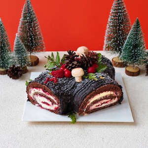 Elfie Yule Log Cake 